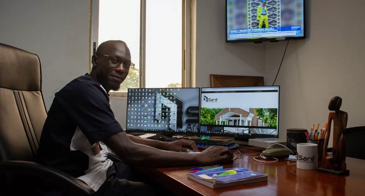 Un architecte du cabinet à sa table de travail